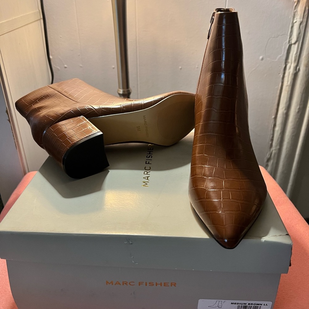 Marc Fisher new light brown Chelsea boots. No wear at all